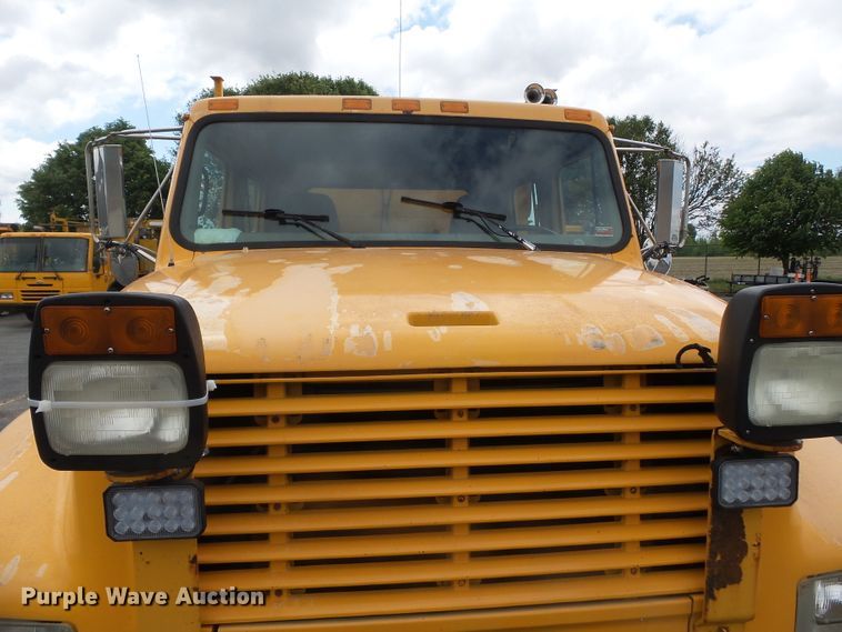 image for item DH7926 2002 International 4900 Crew Cab flatbed truck