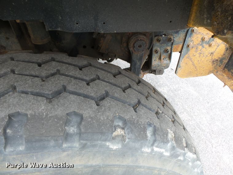 image for item DH7926 2002 International 4900 Crew Cab flatbed truck