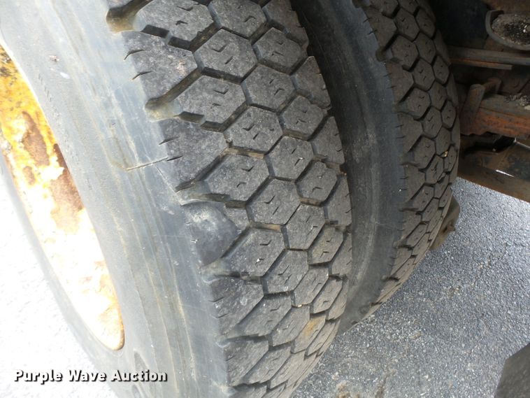 image for item DH7926 2002 International 4900 Crew Cab flatbed truck