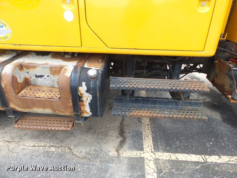 image for item DH7926 2002 International 4900 Crew Cab flatbed truck