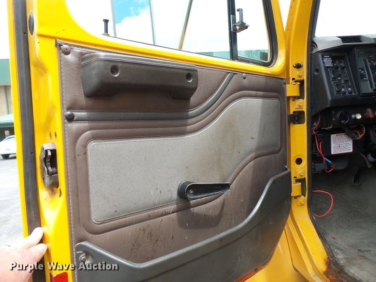 image for item DH7926 2002 International 4900 Crew Cab flatbed truck