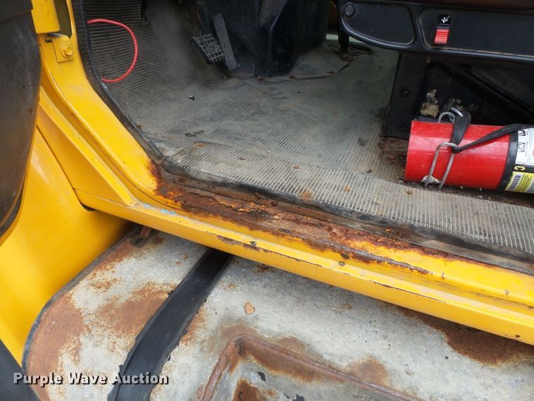 image for item DH7926 2002 International 4900 Crew Cab flatbed truck