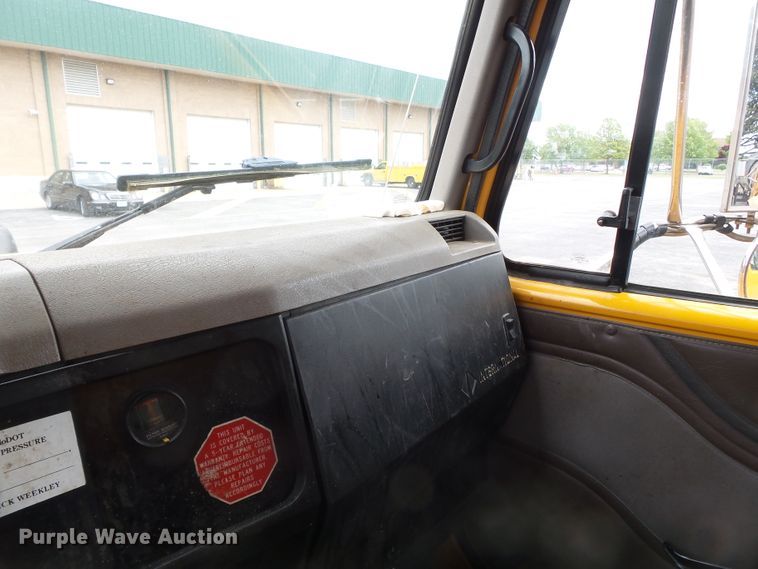 image for item DH7926 2002 International 4900 Crew Cab flatbed truck