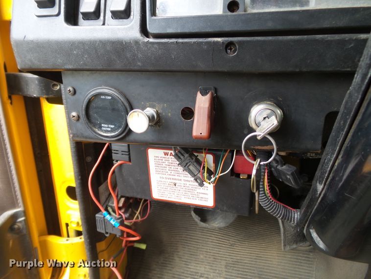 image for item DH7926 2002 International 4900 Crew Cab flatbed truck