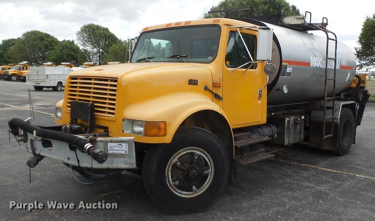 image for item DH7927 1996 International 4900 oil distributor truck