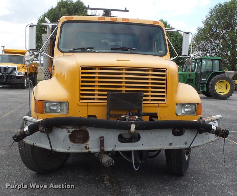 image for item DH7927 1996 International 4900 oil distributor truck