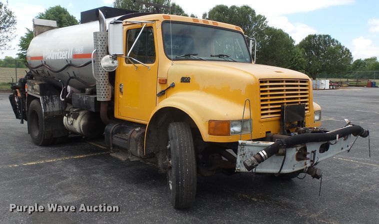 image for item DH7927 1996 International 4900 oil distributor truck