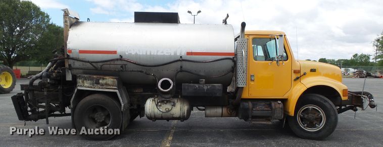 image for item DH7927 1996 International 4900 oil distributor truck