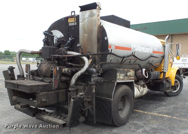 image for item DH7927 1996 International 4900 oil distributor truck