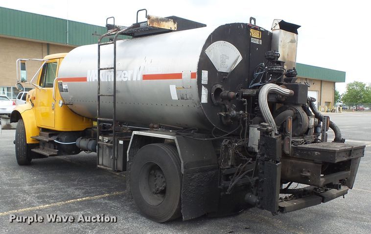 image for item DH7927 1996 International 4900 oil distributor truck