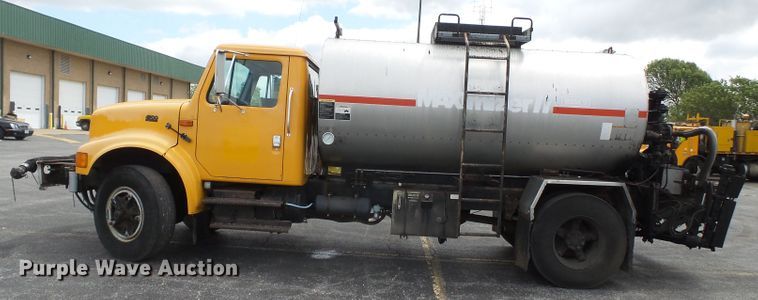 image for item DH7927 1996 International 4900 oil distributor truck