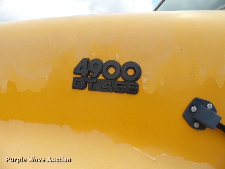 image for item DH7927 1996 International 4900 oil distributor truck