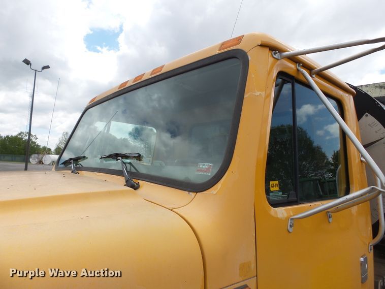 image for item DH7927 1996 International 4900 oil distributor truck