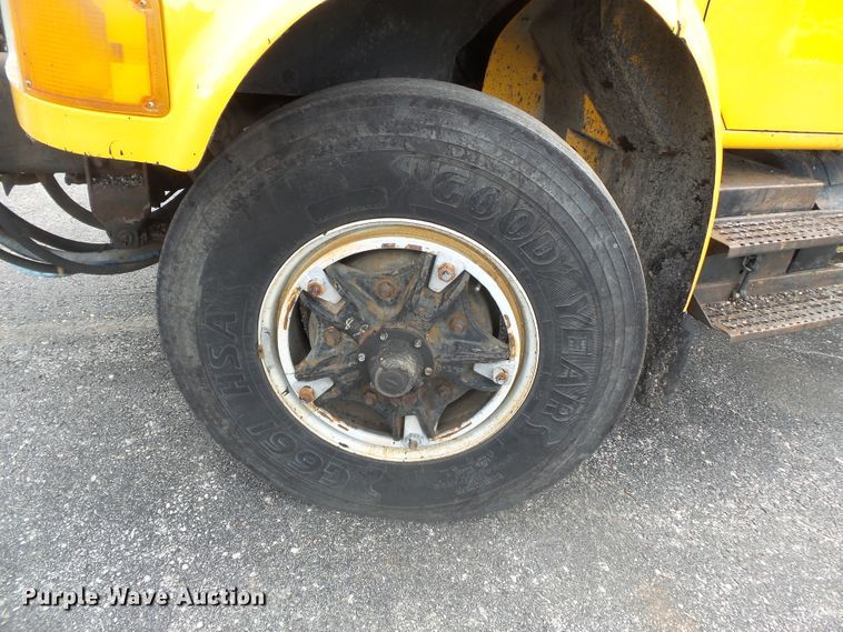 image for item DH7927 1996 International 4900 oil distributor truck