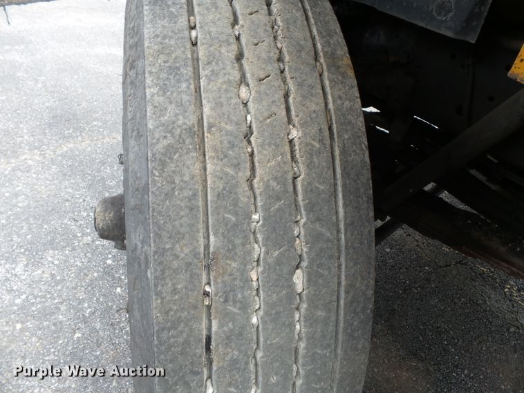 image for item DH7927 1996 International 4900 oil distributor truck