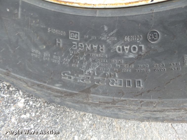 image for item DH7927 1996 International 4900 oil distributor truck