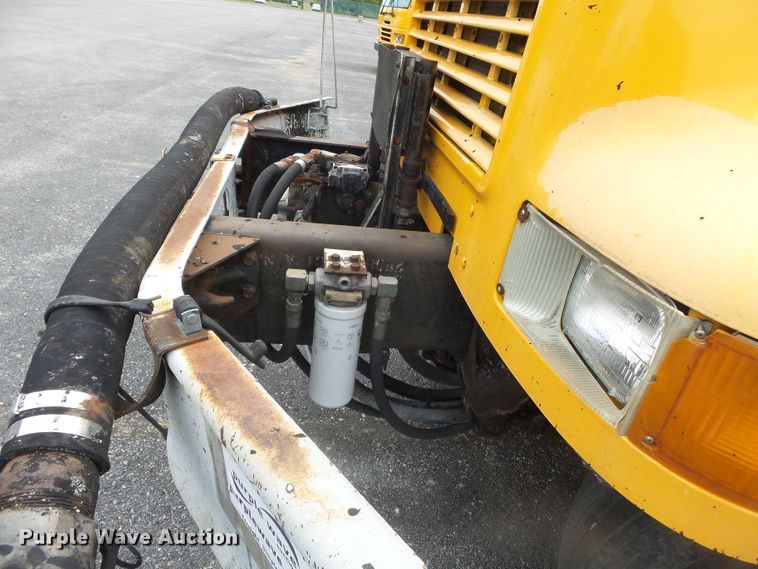 image for item DH7927 1996 International 4900 oil distributor truck