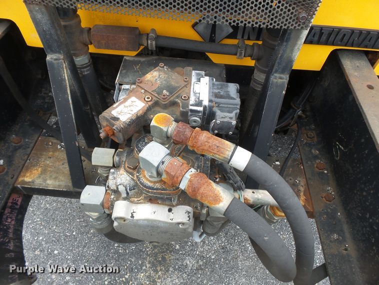 image for item DH7927 1996 International 4900 oil distributor truck