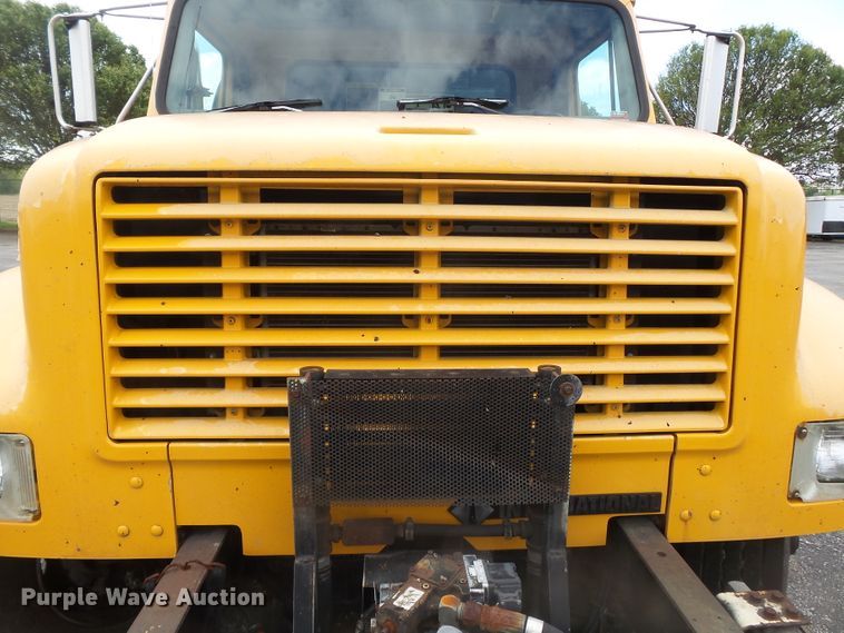 image for item DH7927 1996 International 4900 oil distributor truck