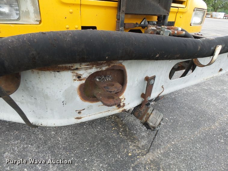 image for item DH7927 1996 International 4900 oil distributor truck