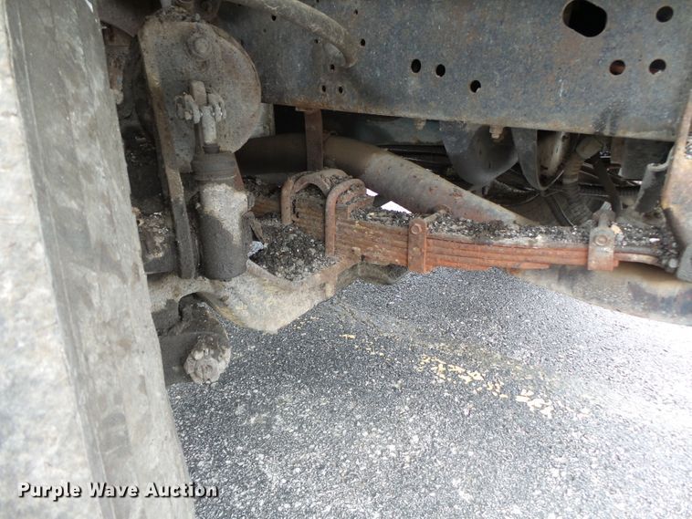 image for item DH7927 1996 International 4900 oil distributor truck