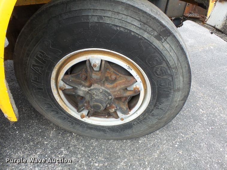 image for item DH7927 1996 International 4900 oil distributor truck