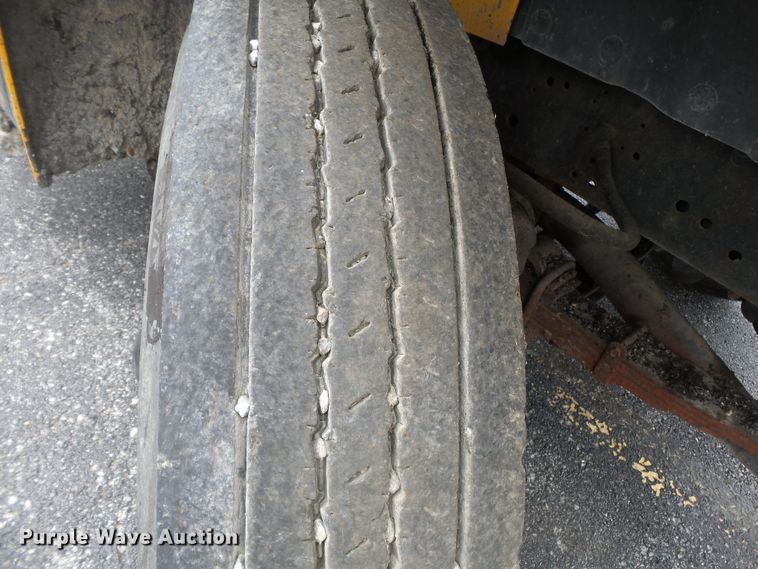 image for item DH7927 1996 International 4900 oil distributor truck