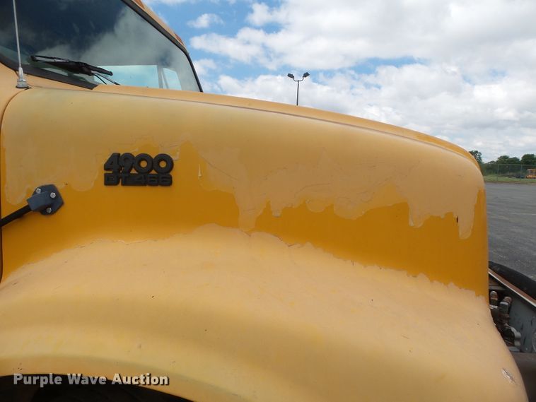 image for item DH7927 1996 International 4900 oil distributor truck