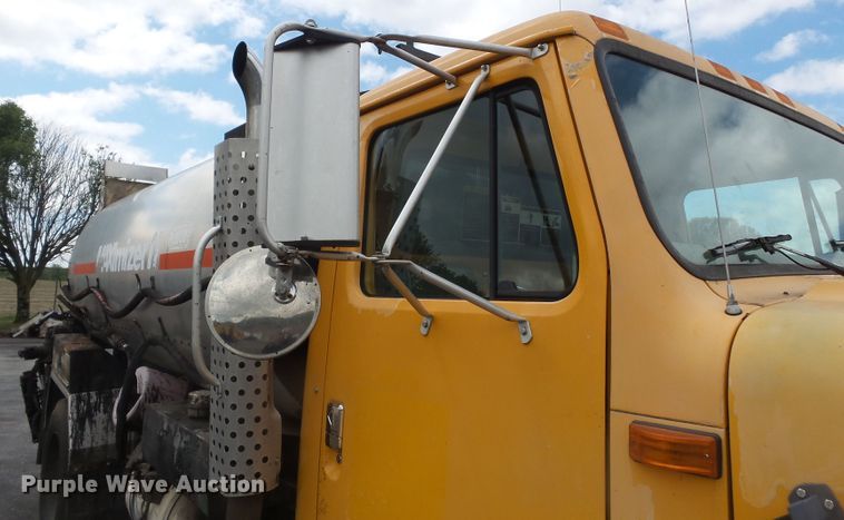 image for item DH7927 1996 International 4900 oil distributor truck