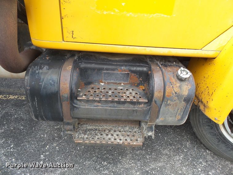 image for item DH7927 1996 International 4900 oil distributor truck