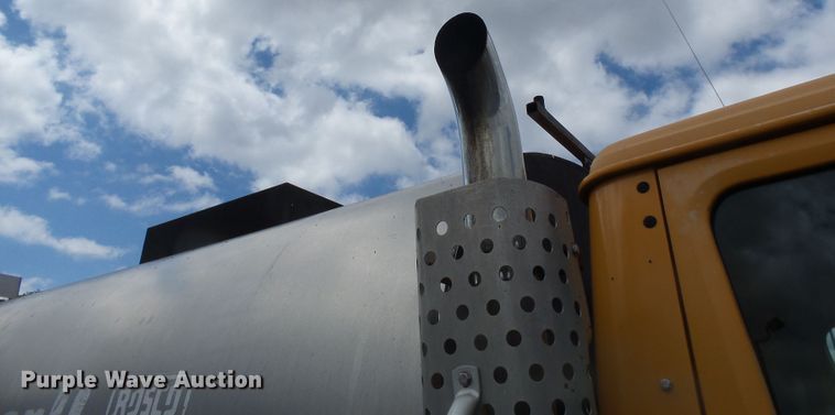 image for item DH7927 1996 International 4900 oil distributor truck