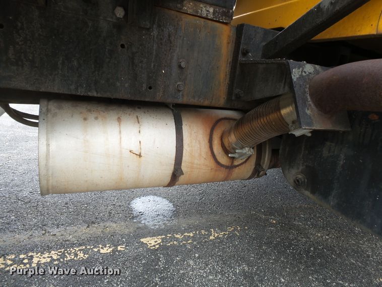 image for item DH7927 1996 International 4900 oil distributor truck