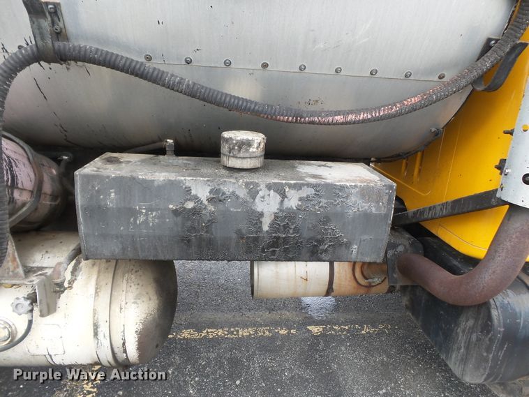 image for item DH7927 1996 International 4900 oil distributor truck