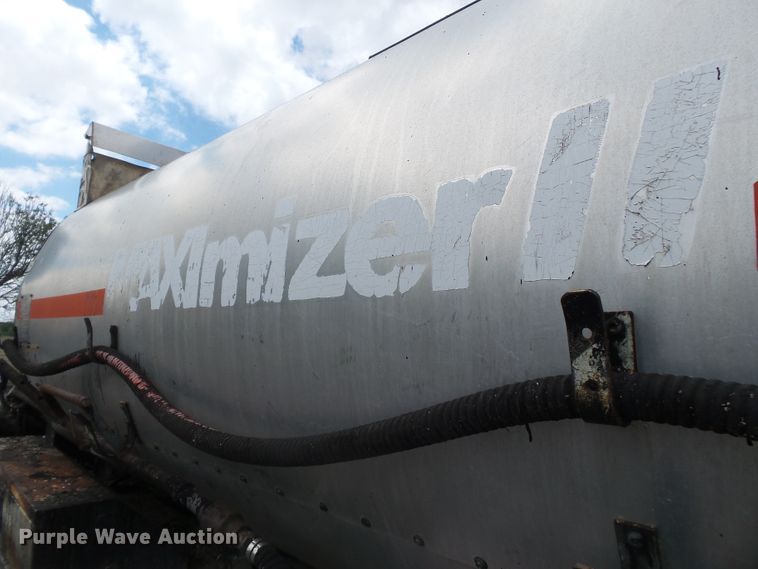 image for item DH7927 1996 International 4900 oil distributor truck