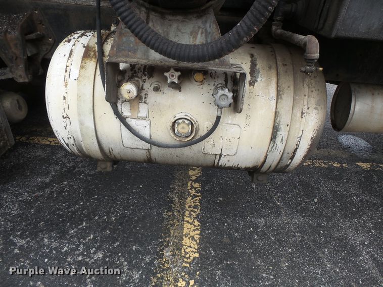 image for item DH7927 1996 International 4900 oil distributor truck