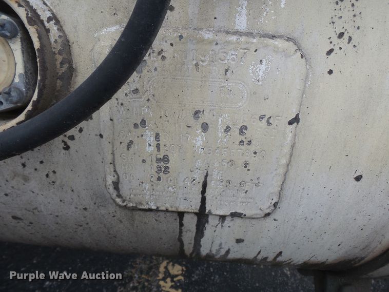 image for item DH7927 1996 International 4900 oil distributor truck