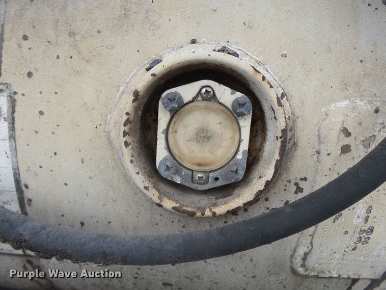 image for item DH7927 1996 International 4900 oil distributor truck