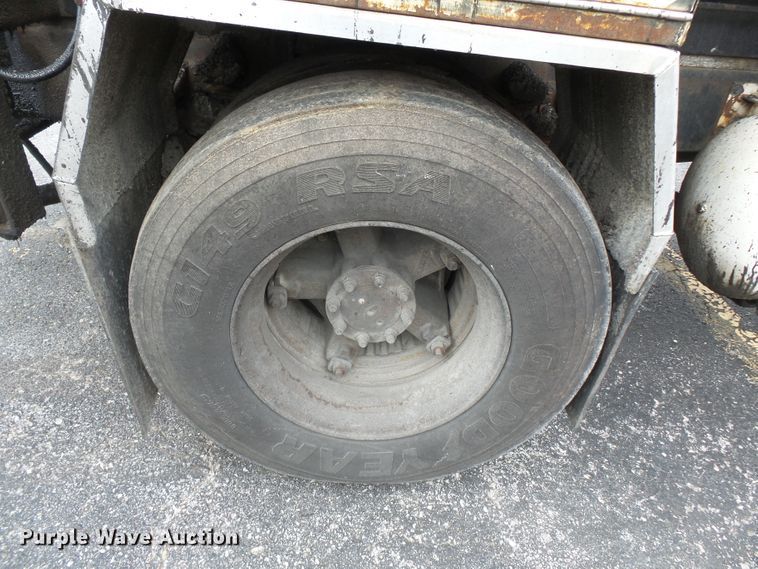 image for item DH7927 1996 International 4900 oil distributor truck