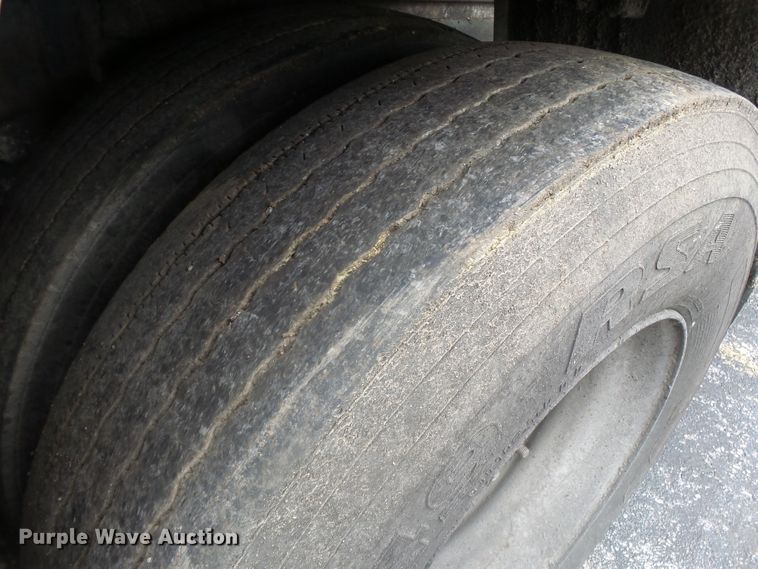 image for item DH7927 1996 International 4900 oil distributor truck