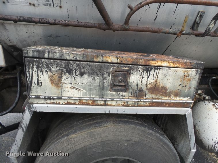 image for item DH7927 1996 International 4900 oil distributor truck