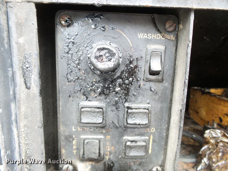 image for item DH7927 1996 International 4900 oil distributor truck