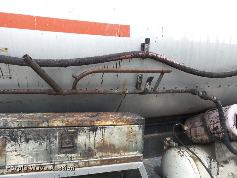 image for item DH7927 1996 International 4900 oil distributor truck