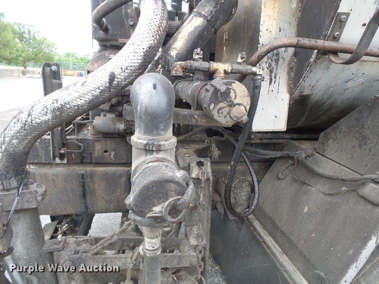 image for item DH7927 1996 International 4900 oil distributor truck