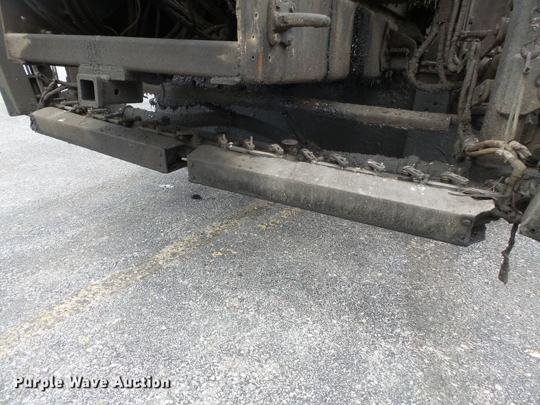 image for item DH7927 1996 International 4900 oil distributor truck