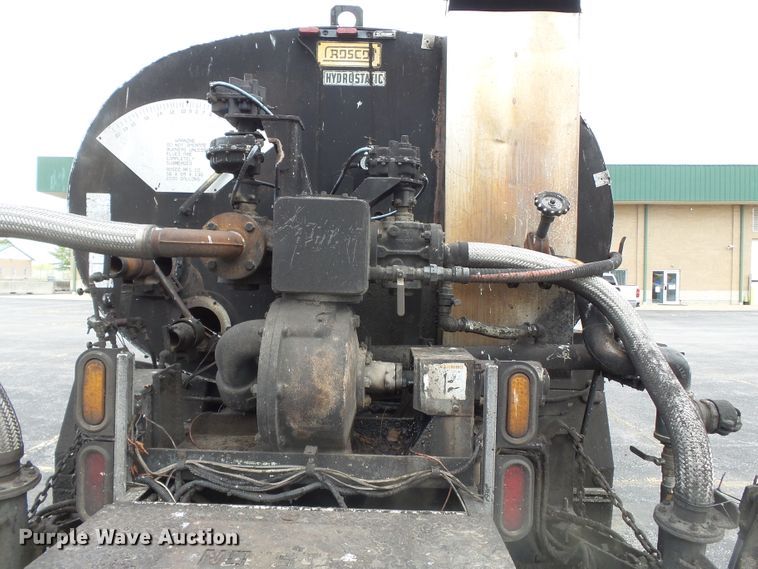 image for item DH7927 1996 International 4900 oil distributor truck