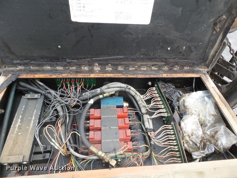 image for item DH7927 1996 International 4900 oil distributor truck