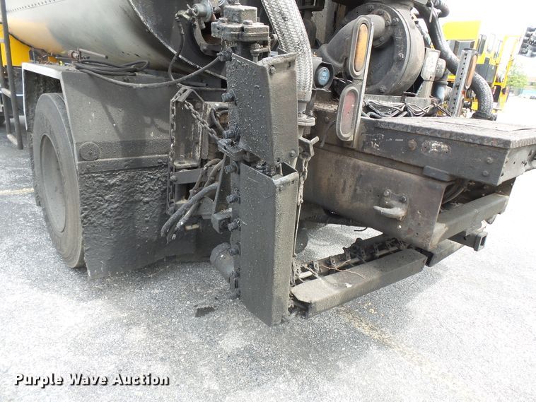 image for item DH7927 1996 International 4900 oil distributor truck