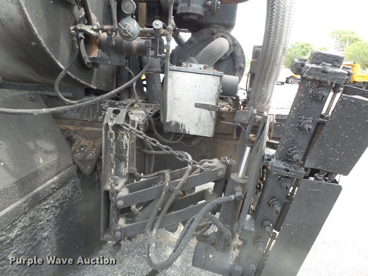 image for item DH7927 1996 International 4900 oil distributor truck