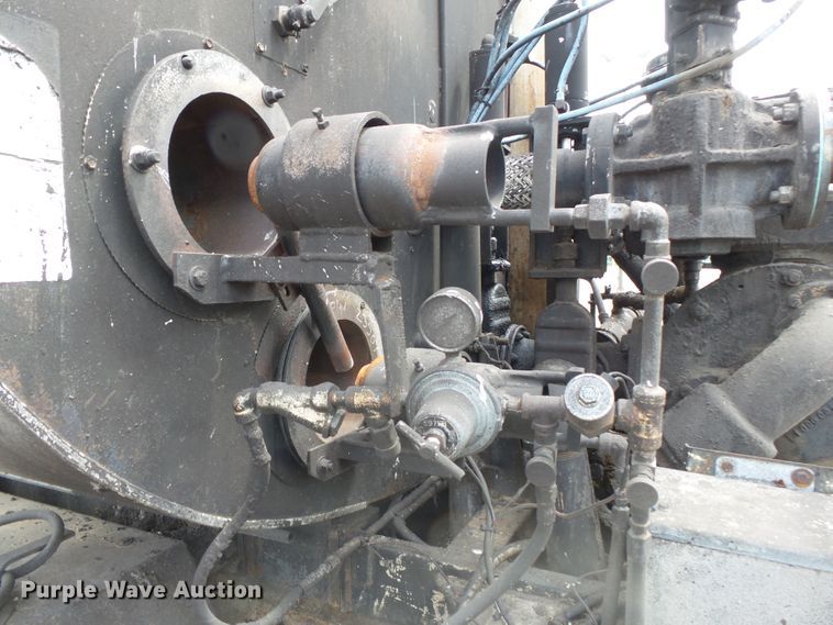 image for item DH7927 1996 International 4900 oil distributor truck