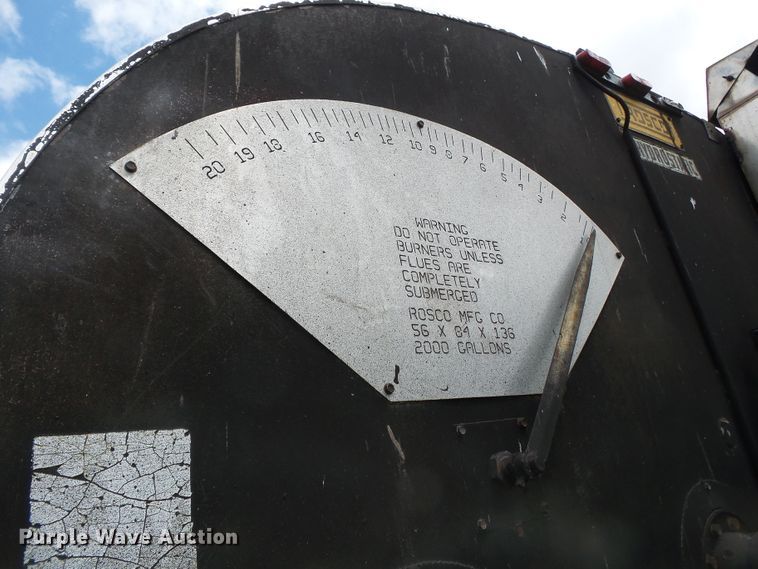 image for item DH7927 1996 International 4900 oil distributor truck